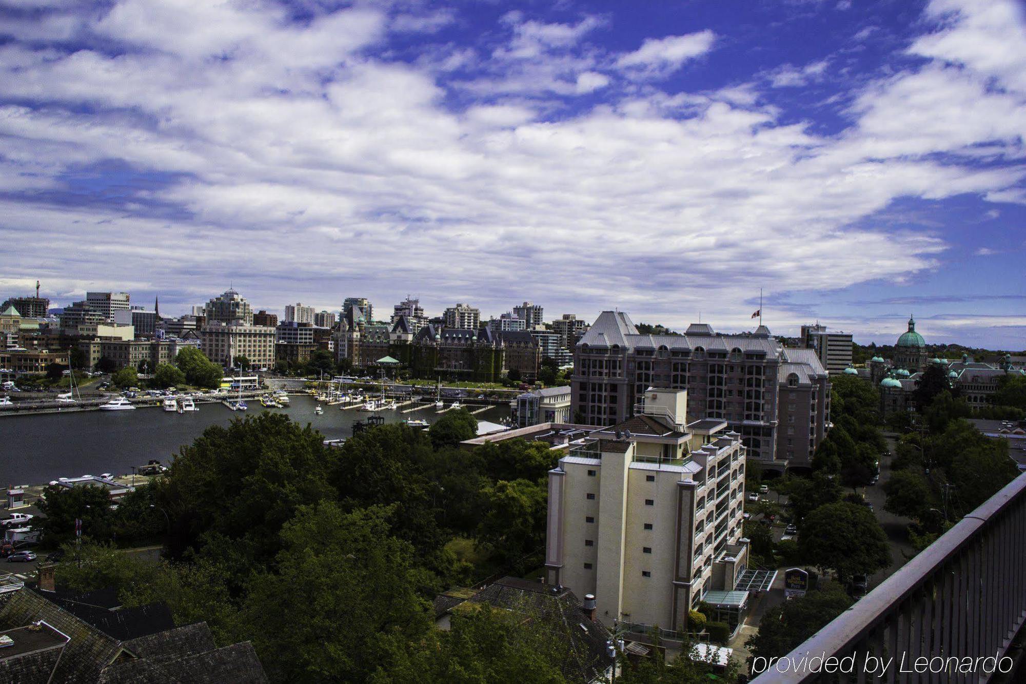Harbour Towers Hotel & Suites Victoria Exterior foto